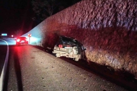 Kontrolden çıkan otomobil istinat duvarına çarptı, sürücü yaralandı