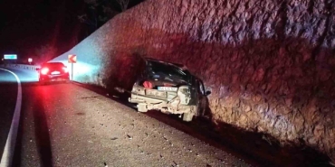 Kontrolden çıkan otomobil istinat duvarına çarptı, sürücü yaralandı