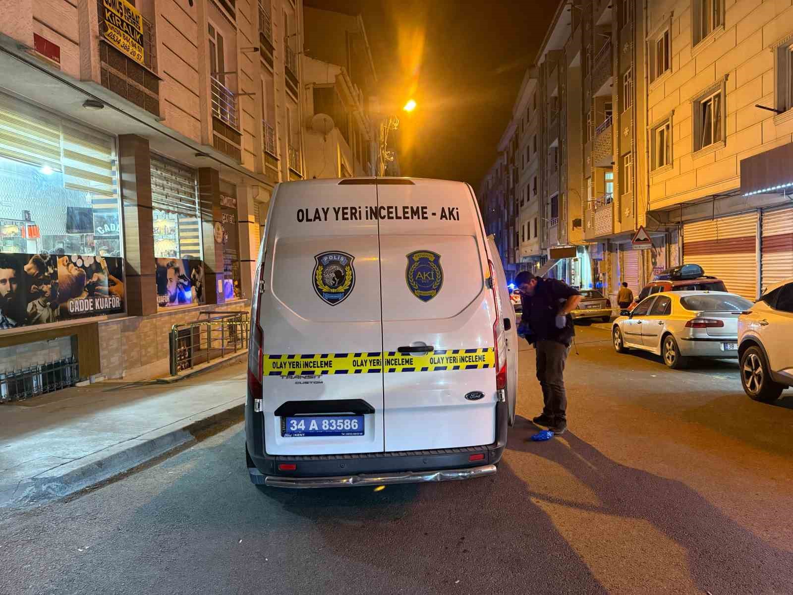 Esenyurt’ta kahvehaneye silahlı saldırı: Kurşunlar araçlara isabet etti