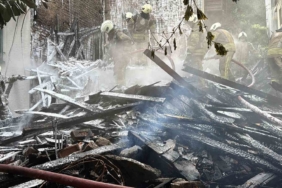 Beşiktaş’ta alevlere teslim olan 4 katlı ahşap binadan geriye enkaz kaldı