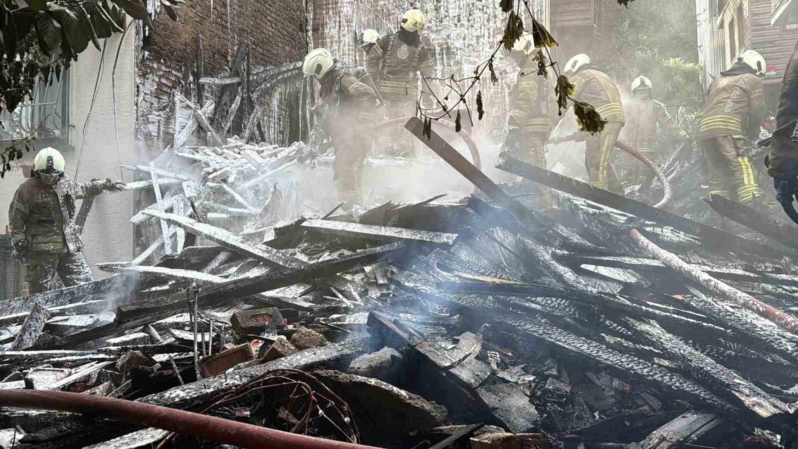 Beşiktaş’ta alevlere teslim olan 4 katlı ahşap binadan geriye enkaz kaldı