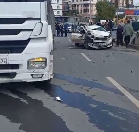 Arnavutköy’de otomobil tıra arkadan çarptı: 1 ölü