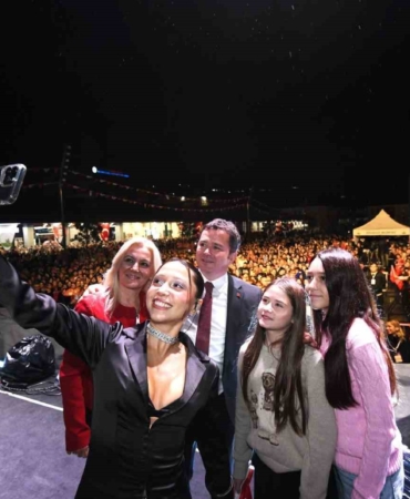 Bursa’da Zeynep Bastık’la Cumhuriyet coşkusu