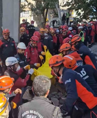 Kocaeli’de çöken binanın enkazından 2 kişinin cansız bedeni çıkarıldı
