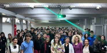 Öğrenciler için çifte kazanım: Hem bilim hem İngilizce pratiği