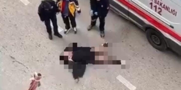 Yolun ortasında yatan kadın, sinir krizi geçirdi