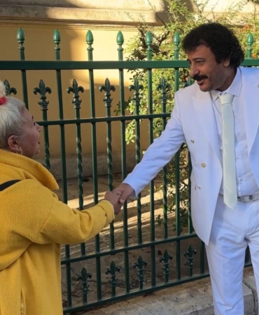 Tarzıyla Müslüm Gürses’e benzeyen vatandaş Taksim’de ilgi gördü