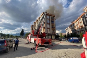 Edremit’te apartmanın çatısında yangın çıktı