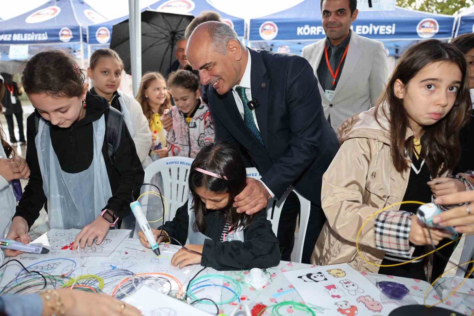 Körfezli öğrenciler projelerini "Bilim Şenliği"nde sergiledi