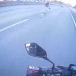 Maltepe’de yola atlayan yaya trafiği tehlikeye attı: O anlar bir motosikletlinin kamerasına yansıdı
