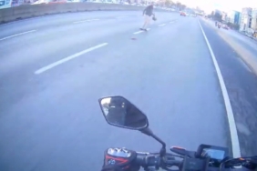 Maltepe’de yola atlayan yaya trafiği tehlikeye attı: O anlar bir motosikletlinin kamerasına yansıdı