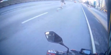 Maltepe’de yola atlayan yaya trafiği tehlikeye attı: O anlar bir motosikletlinin kamerasına yansıdı