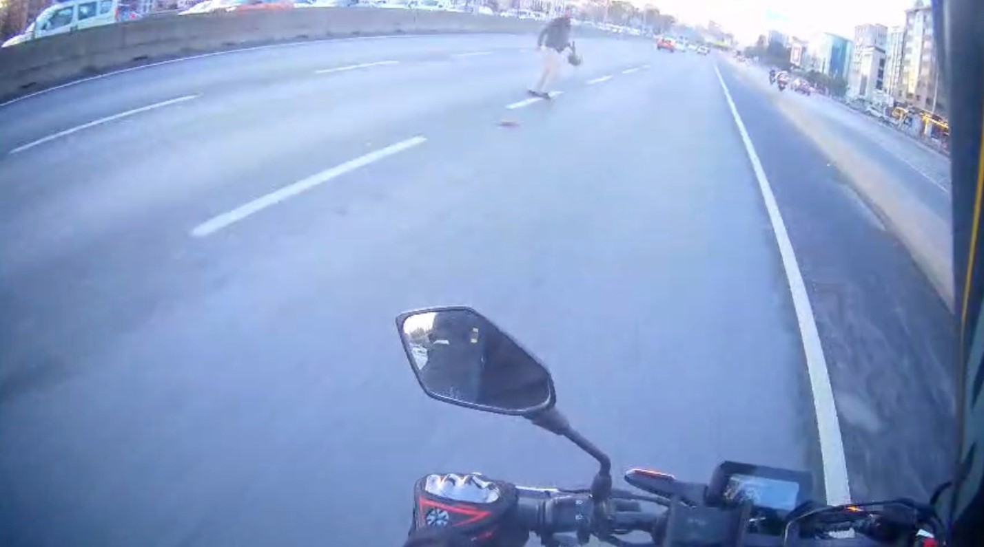 Maltepe’de yola atlayan yaya trafiği tehlikeye attı: O anlar bir motosikletlinin kamerasına yansıdı