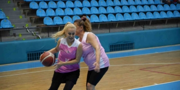 Kadınlar pembe formalarla sahaya çıktı, "Spora ne kadar yakınsak, kansere o kadar uzağız" dedi