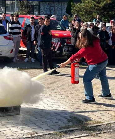 Üniversite öğrencileri yangına karşı tatbikatla bilinçlendirildi