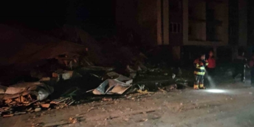 Balıkesir’de depremde bir bina yıkıldı