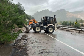 Osmaneli’de sel meydana geldi, D650 karayolu taş ve toprak ile kaplandı