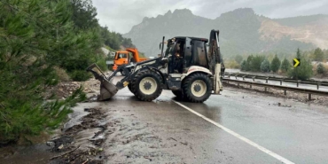 Osmaneli’de sel meydana geldi, D650 karayolu taş ve toprak ile kaplandı