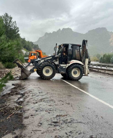 Osmaneli’de sel meydana geldi, D650 karayolu taş ve toprak ile kaplandı