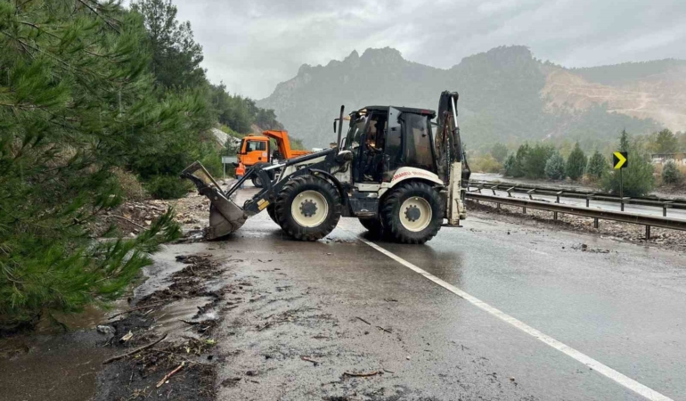 Osmaneli’de sel meydana geldi, D650 karayolu taş ve toprak ile kaplandı