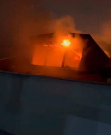 Başakşehir’de 4 katlı binanın çatı katında yangın paniği