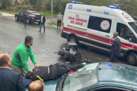 Kazada motosiklet otomobilin üzerine düştü: 1’i ağır 2 yaralı