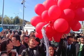 Anne Yasemin Minguzzi, destek için adliyeye gelen vatandaşlarla kucaklaştı