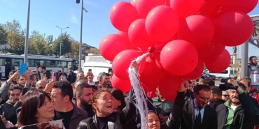 Anne Yasemin Minguzzi, destek için adliyeye gelen vatandaşlarla kucaklaştı