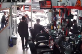 İstanbul’da bakkal ve berberde deprem anı kamerada: Vatandaşlar panikle dışarıya çıktı