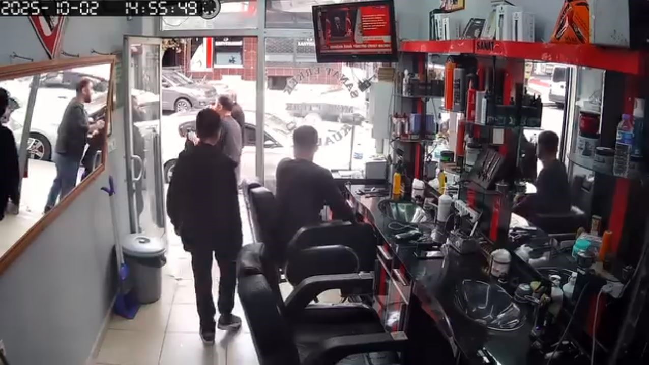 İstanbul’da bakkal ve berberde deprem anı kamerada: Vatandaşlar panikle dışarıya çıktı