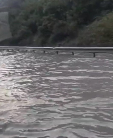 Kemerburgaz yolu göle döndü, araçlar güçlükle ilerledi