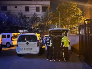 Sancaktepe’de yol verme kavgasında trafik güvenliğini tehlikeye düşüren iki sürücü yakalandı