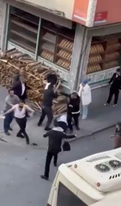 Küçükçekmece’de iki grup arasında bıçaklı sopalı kavga kameraya yansıdı