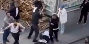 Küçükçekmece’de iki grup arasında bıçaklı sopalı kavga kameraya yansıdı