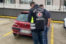 Düğün konvoyunda gürültü yapan araç trafikten men edildi