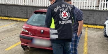 Düğün konvoyunda gürültü yapan araç trafikten men edildi