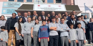 Köy okulu çocuklarının bilgisayar sevinci