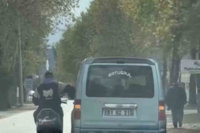 Bursa’da trafikte tehlikeli anlar kamerada: Sohbet etmek için seyir halindeki araca yaslandı