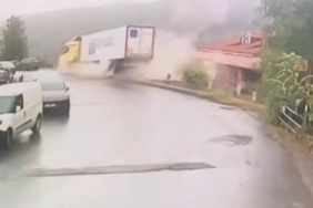 Sarıyer’de yoldan çıkarak devrilen tırın kaza anları kameraya yansıdı