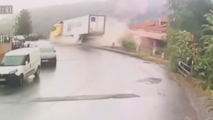 Sarıyer’de yoldan çıkarak devrilen tırın kaza anları kameraya yansıdı