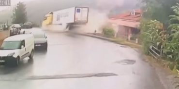 Sarıyer’de yoldan çıkarak devrilen tırın kaza anları kameraya yansıdı