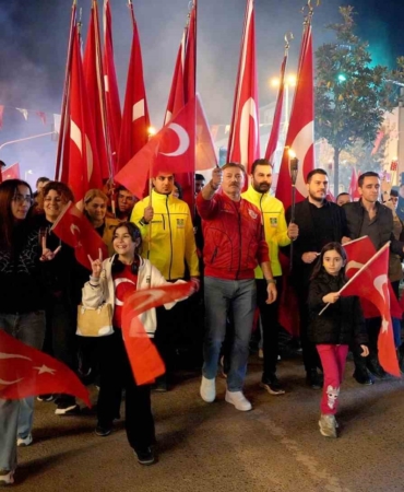 Bahçelievler’de 102 metrelik bayrakla Cumhuriyet coşkusu