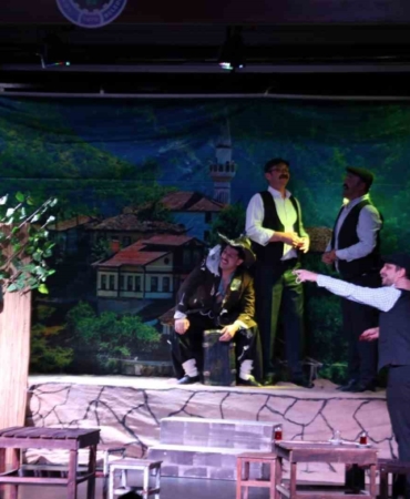 Komşu köyün delisi" yeni sezon da kapalı gişe