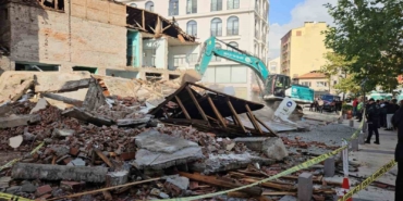 Sındırgı’da yıkılan binaların enkazı kaldırılıyor