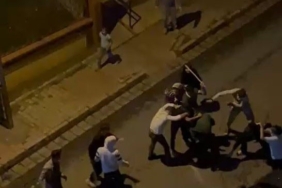 Küçükçekmece’de iki grup arasındaki sopalı kavga cep telefonu kamerasında