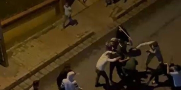 Küçükçekmece’de iki grup arasındaki sopalı kavga cep telefonu kamerasında