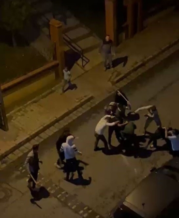 Küçükçekmece’de iki grup arasındaki sopalı kavga cep telefonu kamerasında