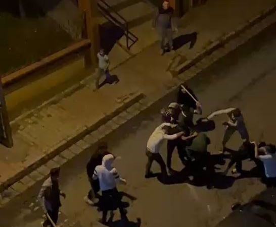 Küçükçekmece’de iki grup arasındaki sopalı kavga cep telefonu kamerasında