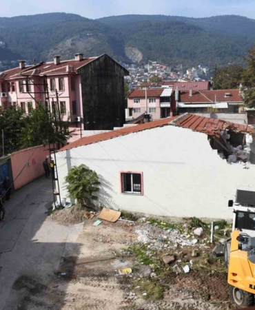 Osmangazi’de tarihi koruyan yıkım
