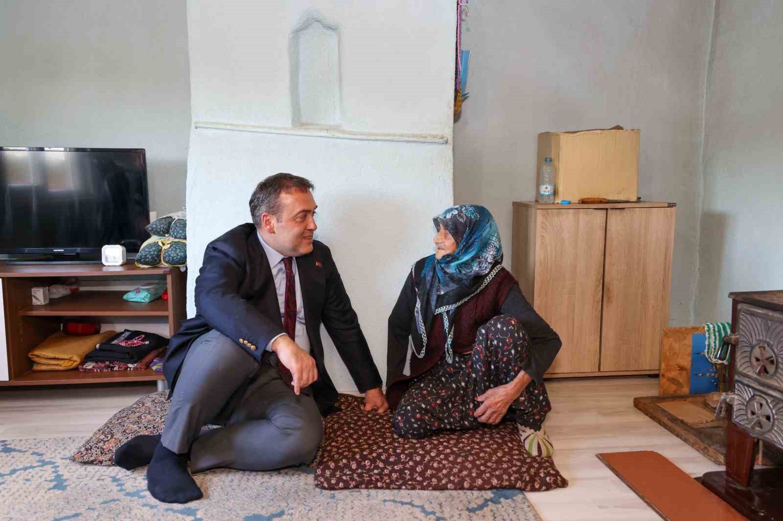 96 yaşındaki Fatma teyze Vali Sözer’i evinde ağırladı